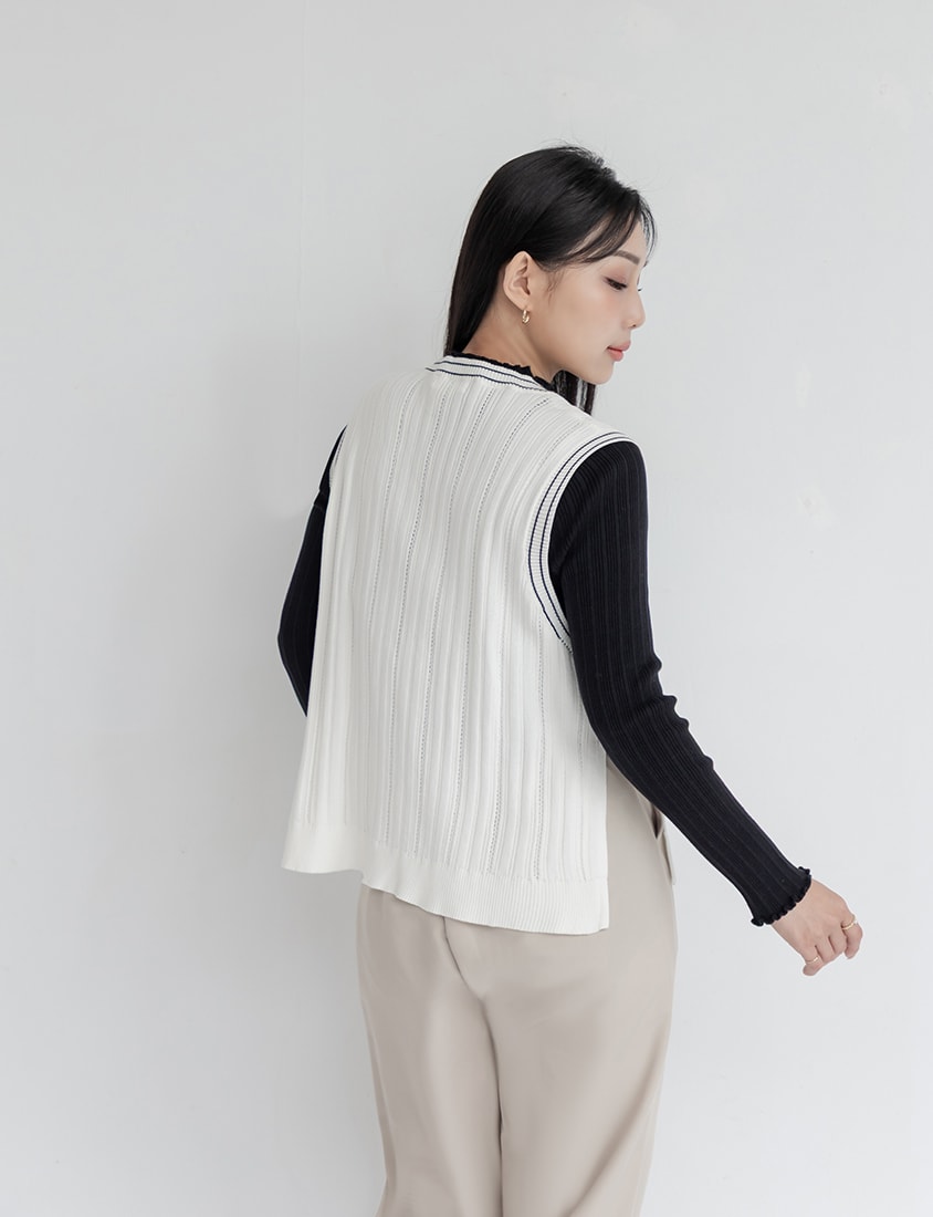 MISS. Korean Style Contrast V-Neck Plus Size Knit Vest