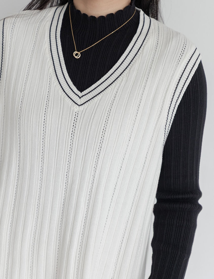 MISS. Korean Style Contrast V-Neck Plus Size Knit Vest