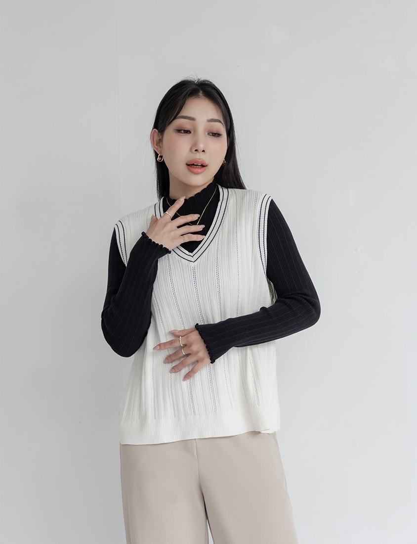 MISS. Korean Style Contrast V-Neck Plus Size Knit Vest