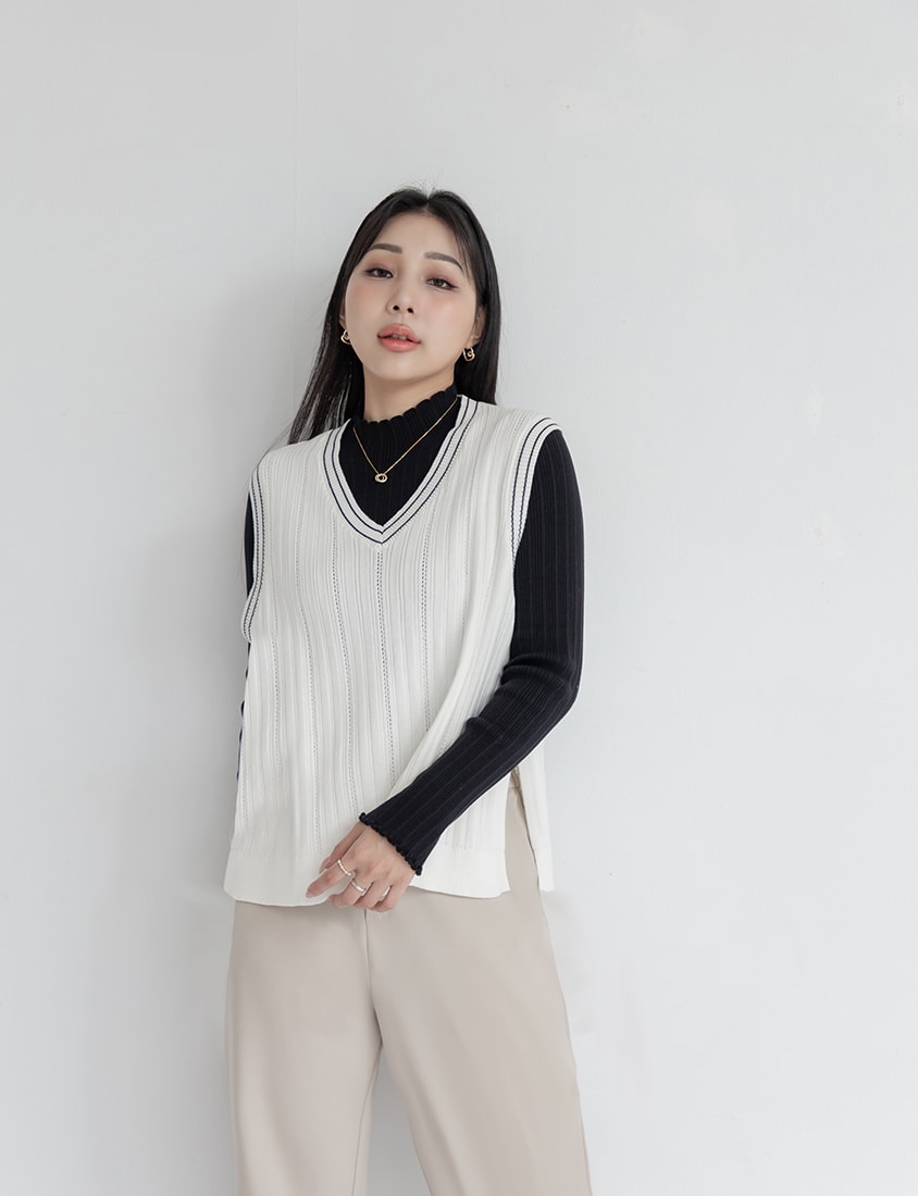 MISS. Korean Style Contrast V-Neck Plus Size Knit Vest